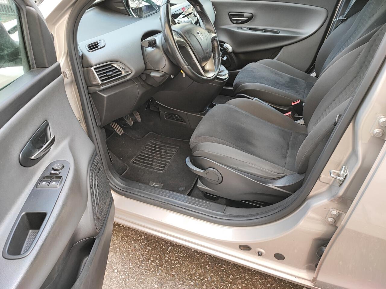 Lancia Ypsilon con 26 Euro 450 km