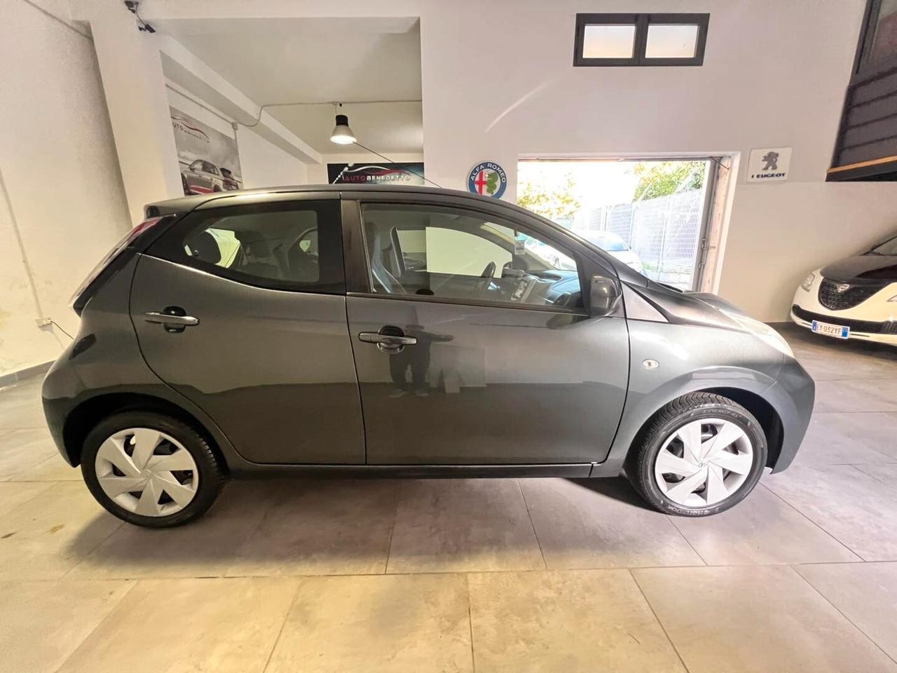 Toyota Aygo 1.0 VVT-i 69 CV 5 porte x-play