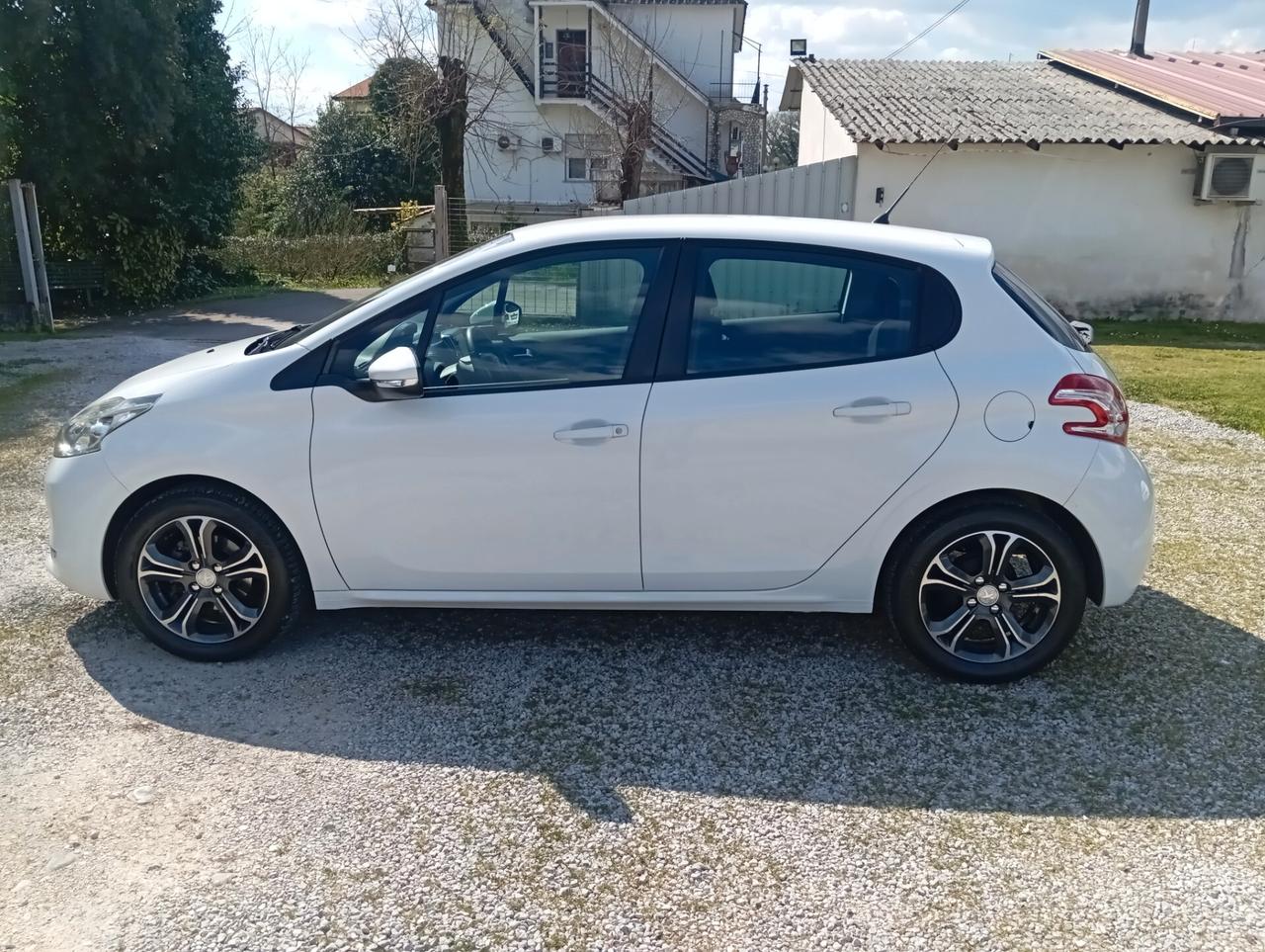 Peugeot 208 1.4 HDi 68 CV 5 porte BLACK pack UNIPRO BEN TENUTA