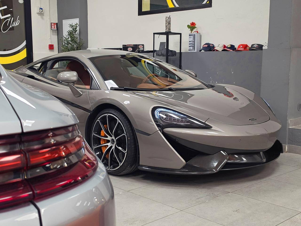Mclaren 570S Coupe V8 3.8 570CV LUXURY PACK _ SERVICE BOOK COMPLETO MCLAREN UFFICIALE _ CERCHI 19" MSO (€8000) _ LIFT