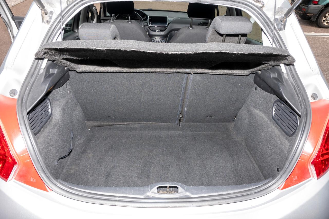 Peugeot 208 1.4 HDi 68 CV - NEOPATENTATI