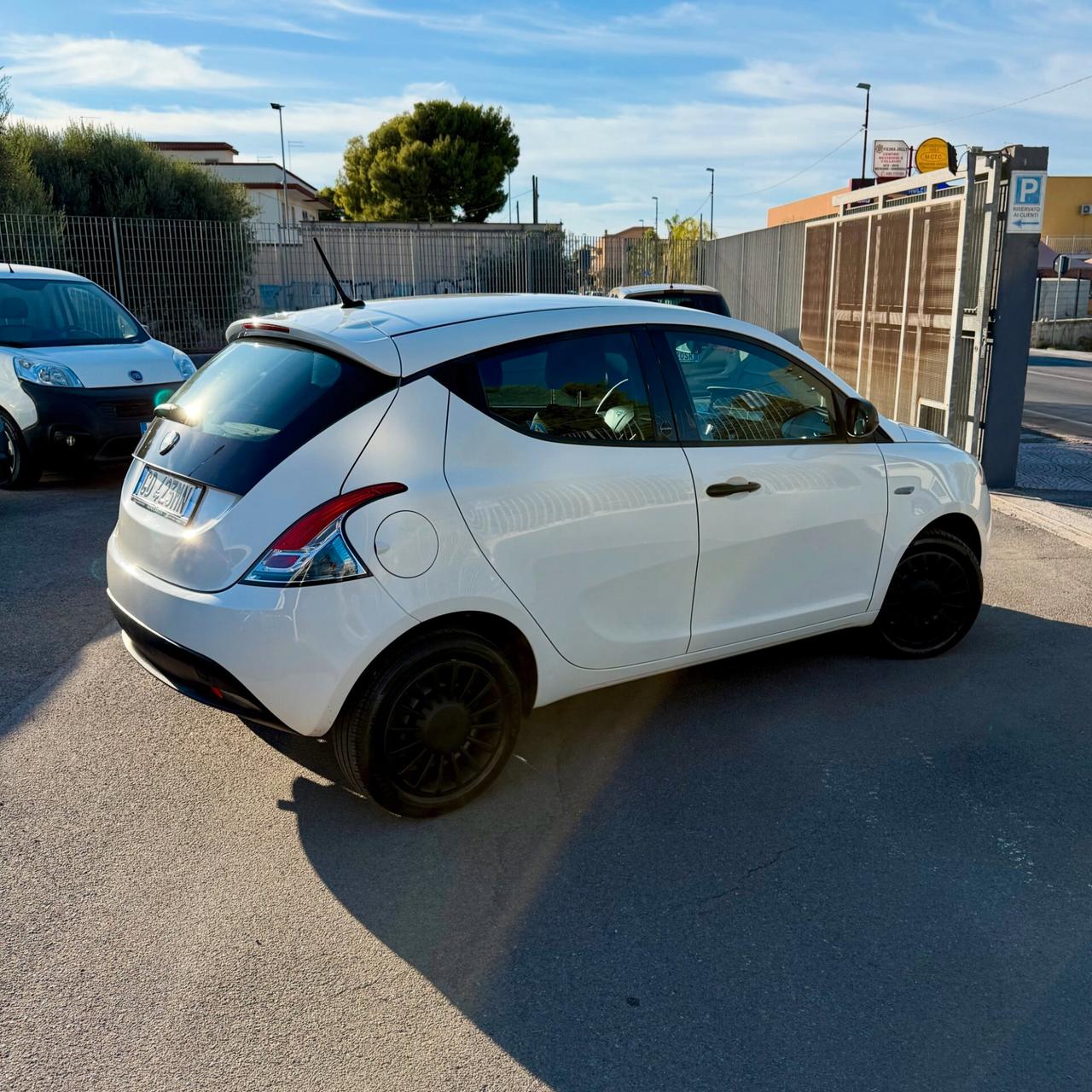 Lancia Ypsilon 1.0 FireFly 5 porte S&S Hybrid Ecochic Gold