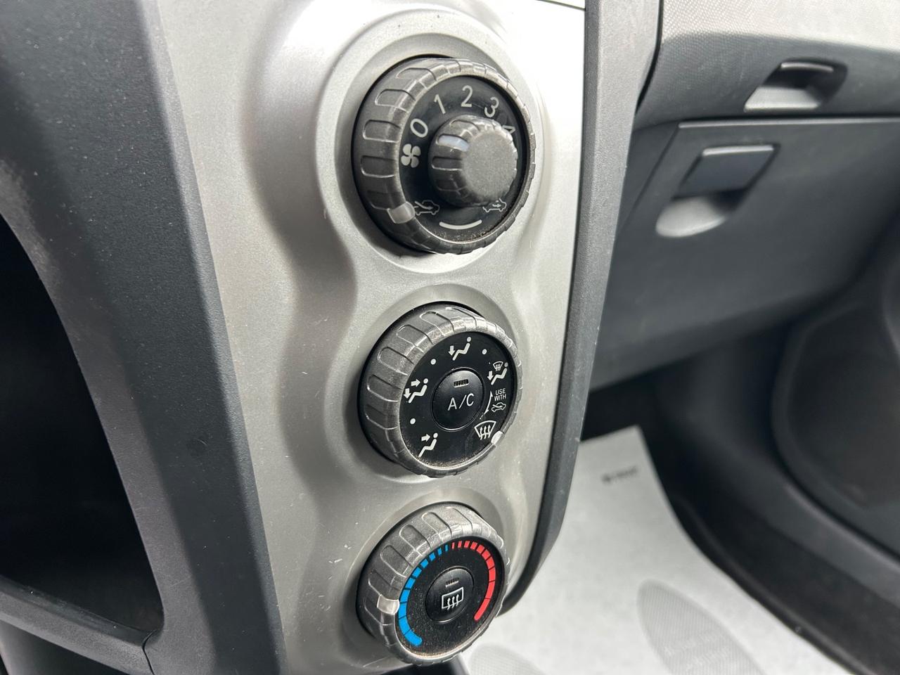 Toyota Yaris 1.0 benzina 5 porte *NEOPATENTATI*