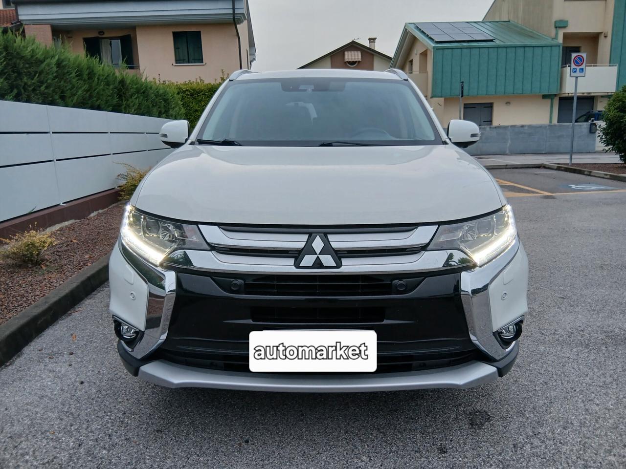 Mitsubishi Outlander 2.2 DI-D 4WD Instyle Plus SDA 7 posti tua a € 199 mese