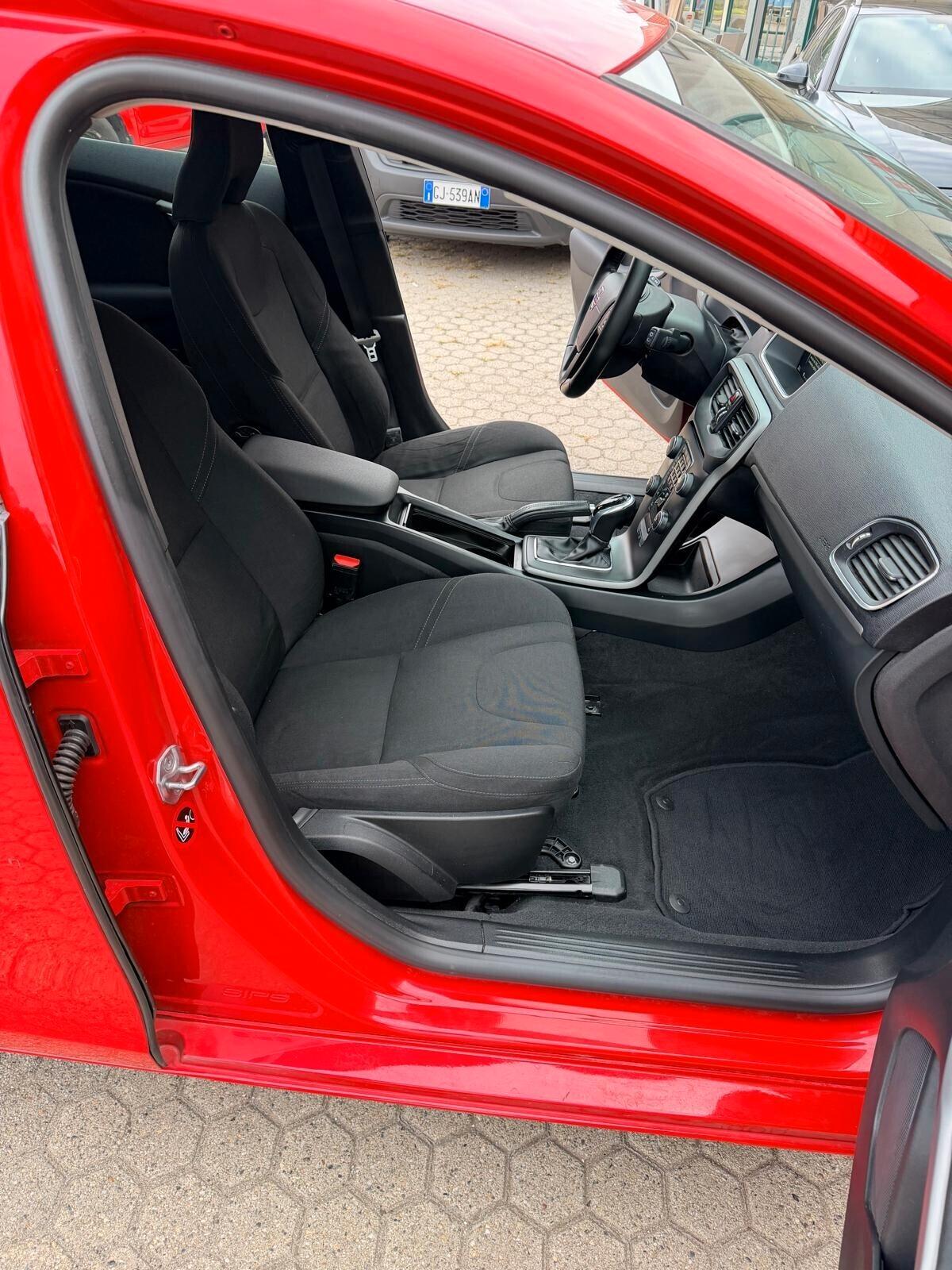 Volvo V40 D2 R-design Momentum