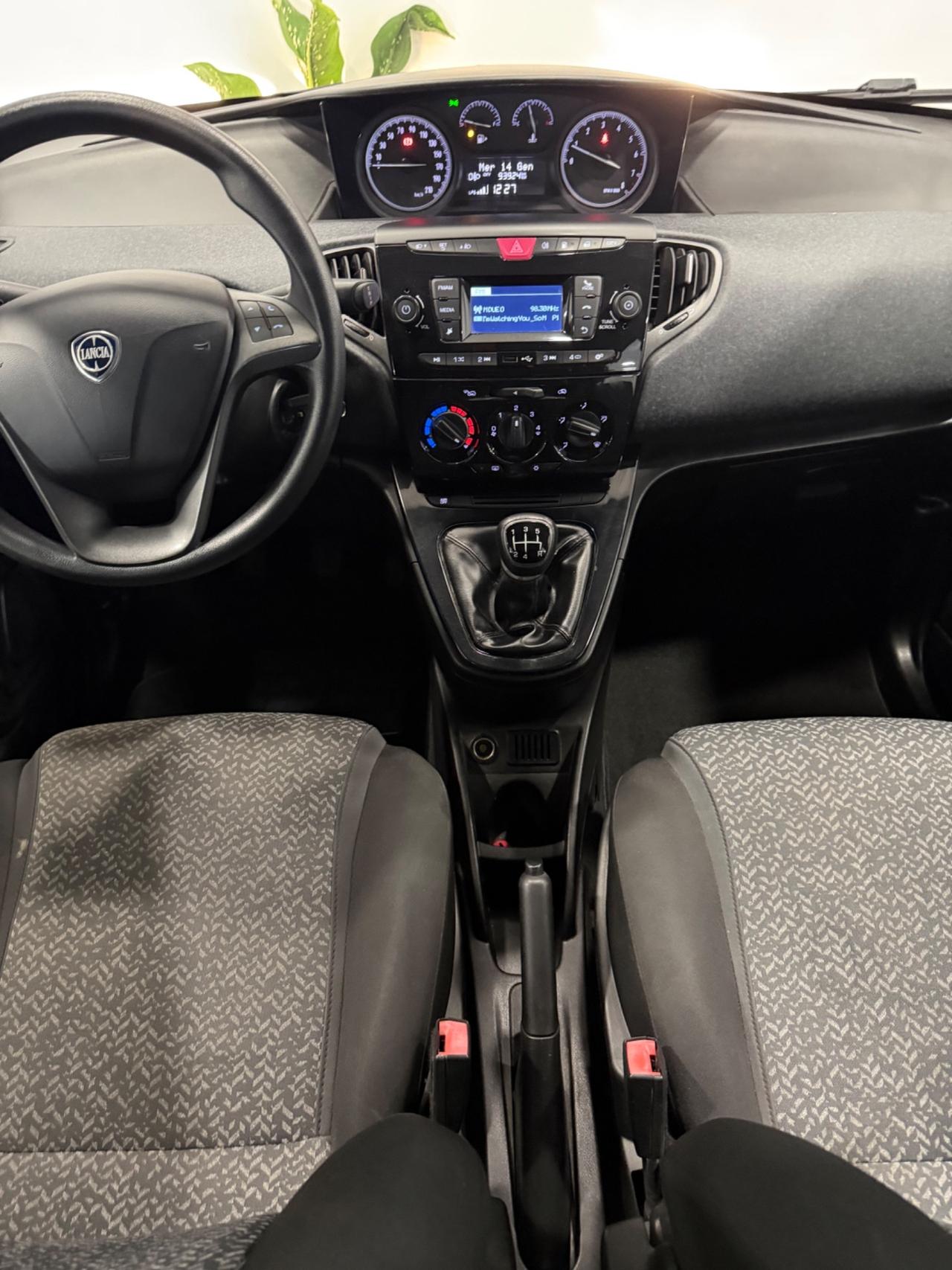 Lancia Ypsilon Elefantino Blu Gpl casa madre