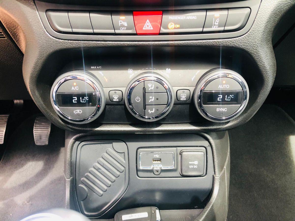 Jeep Renegade 1.6 M.Jet 120cv Dawn of Justice Total Black