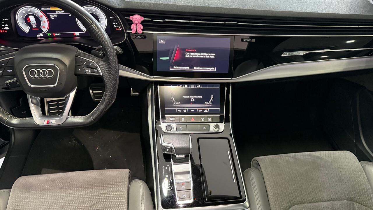 Audi Q8 55 TFSI e quattro Sport sline tetto