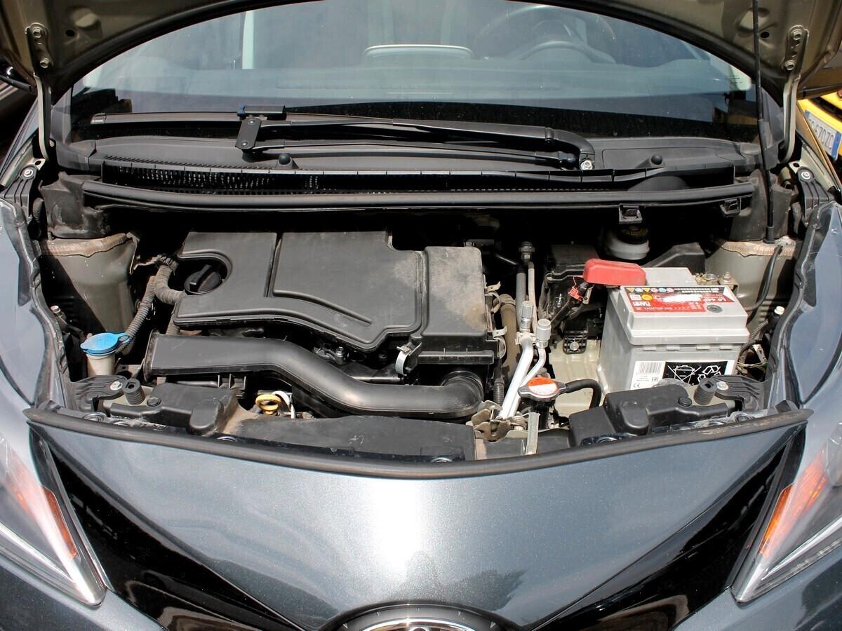 Toyota Aygo 1.0 VVT-i 69 CV 5 porte x-play TSS