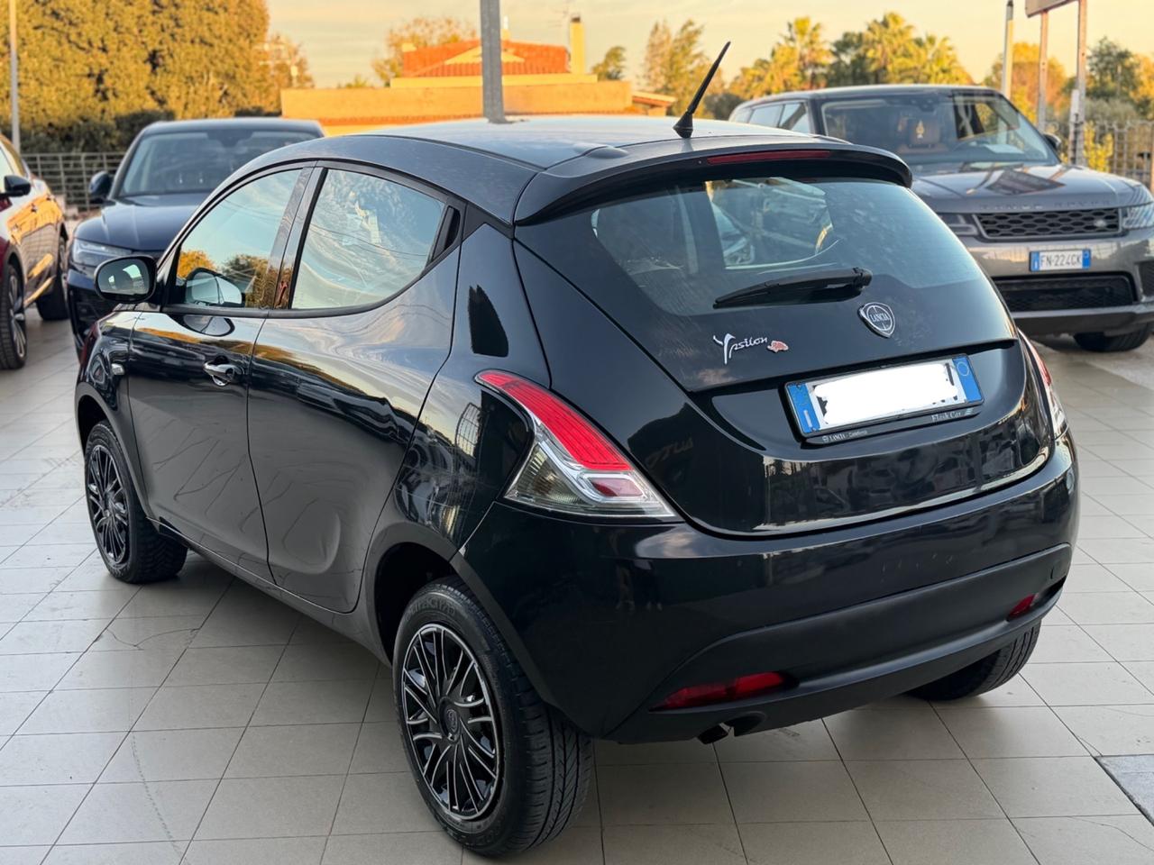 Lancia Ypsilon 0.9 TwinAir 85 CV 5 porte Metano Ecochic Silver