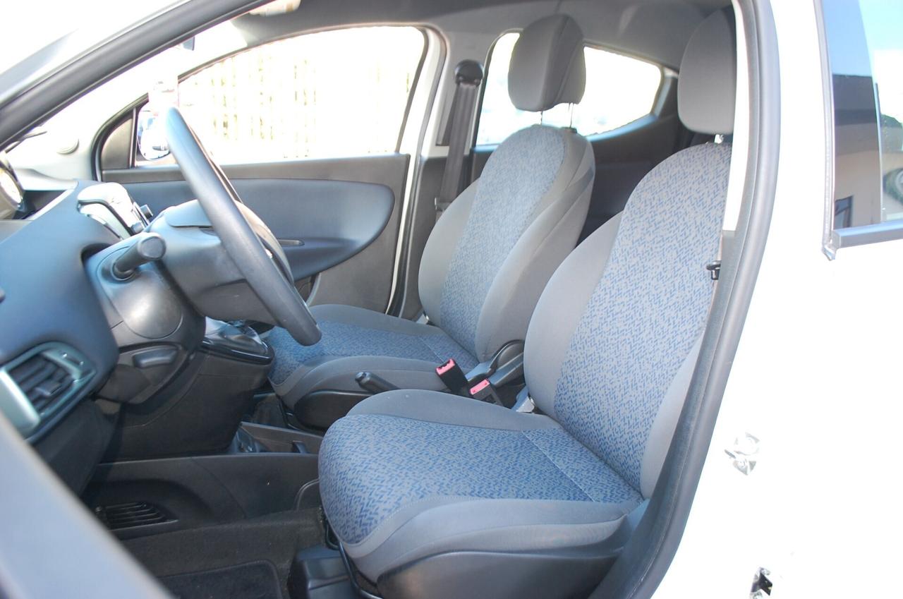 Lancia Ypsilon 1.0 firefly 70CV hybrid Oro S&S Uff Italy USB