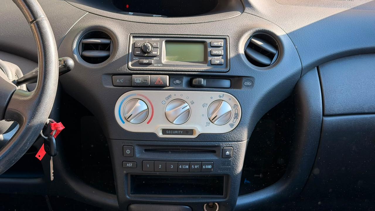 Toyota Yaris 1.0i 16V cat 5 porte Sol