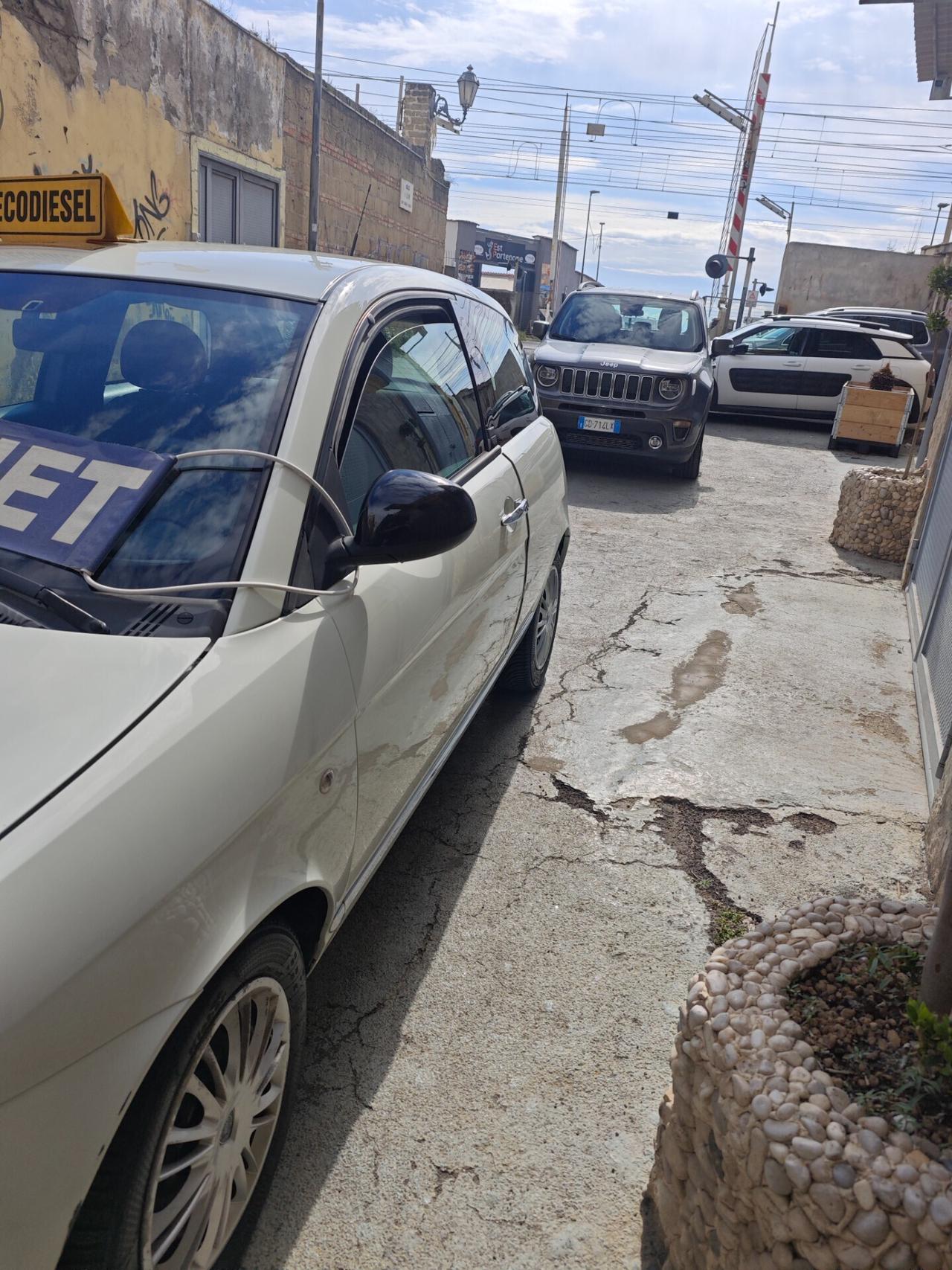 Lancia Ypsilon 1.3 MJT 75 CV Versus