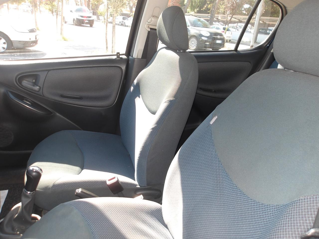 TOYOTA YARIS 1.0 BENZ-2005