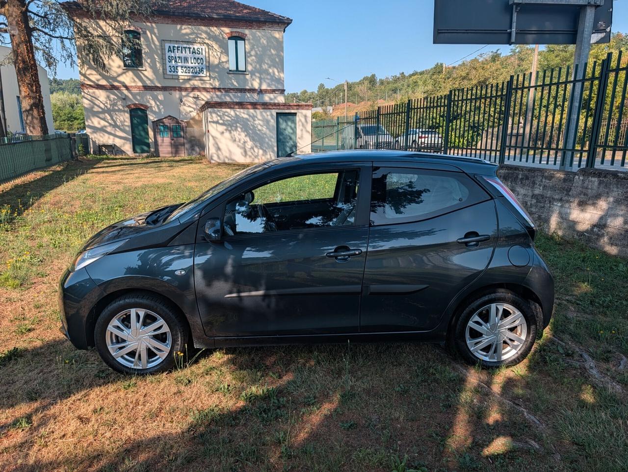 Toyota Aygo 1.0 VVT-i 69 CV 5 porte x-play MMT