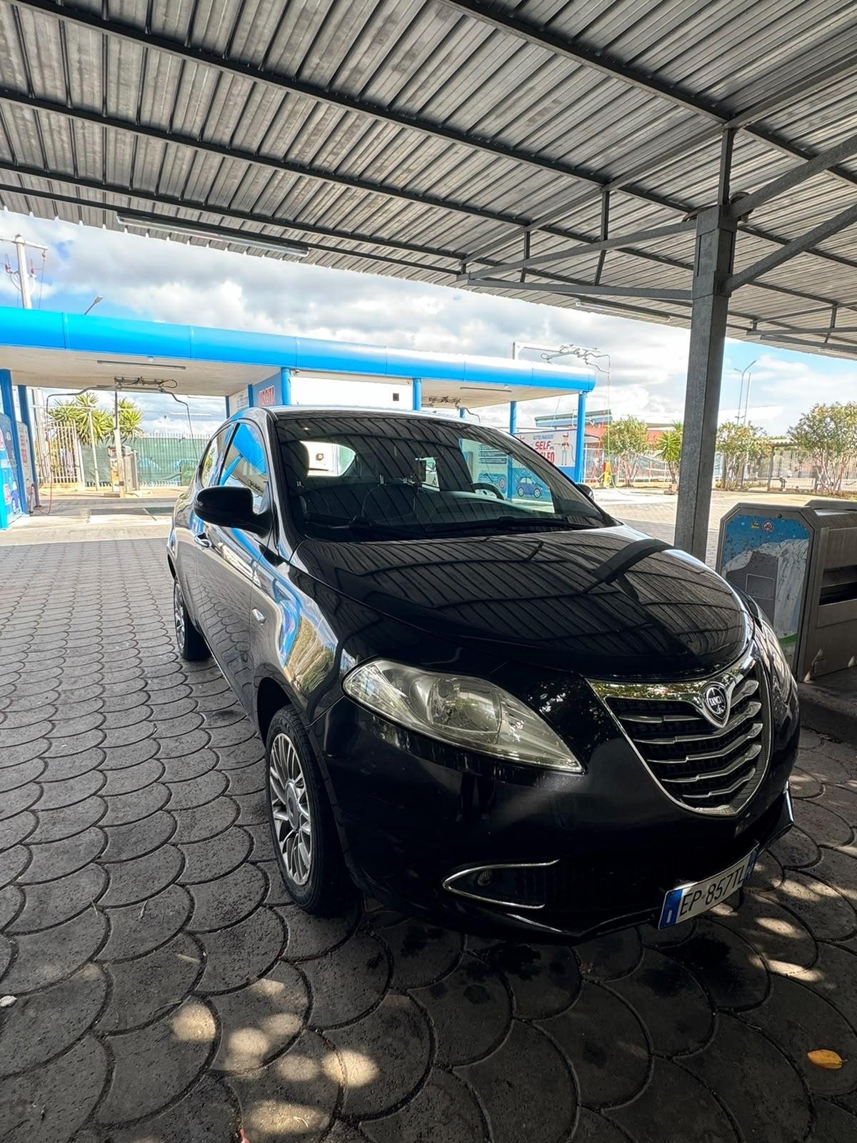 Lancia Ypsilon 0.9 TwinAir 85 CV 5 porte Metano Ecochic Gold