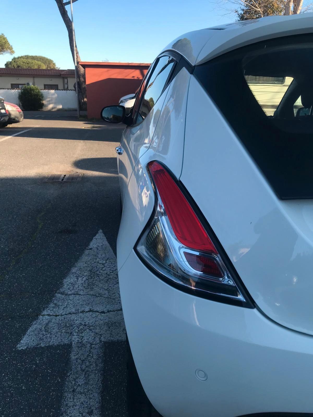 Lancia Ypsilon 1.0 FireFly 5 porte S&S Hybrid Ecochic Silver