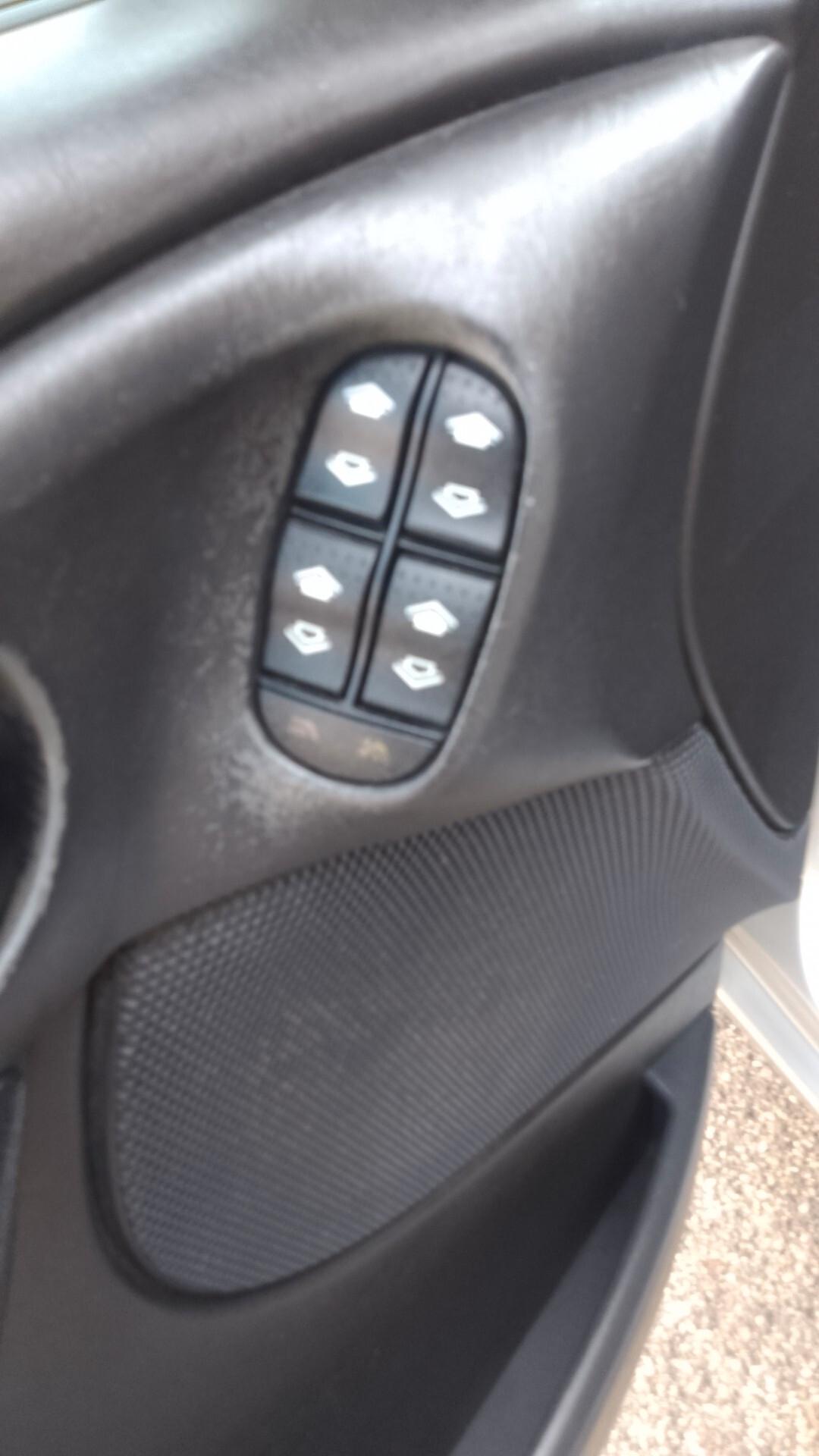 Ford Focus 1.6i 16V cat 5p. Zetec neopatentati