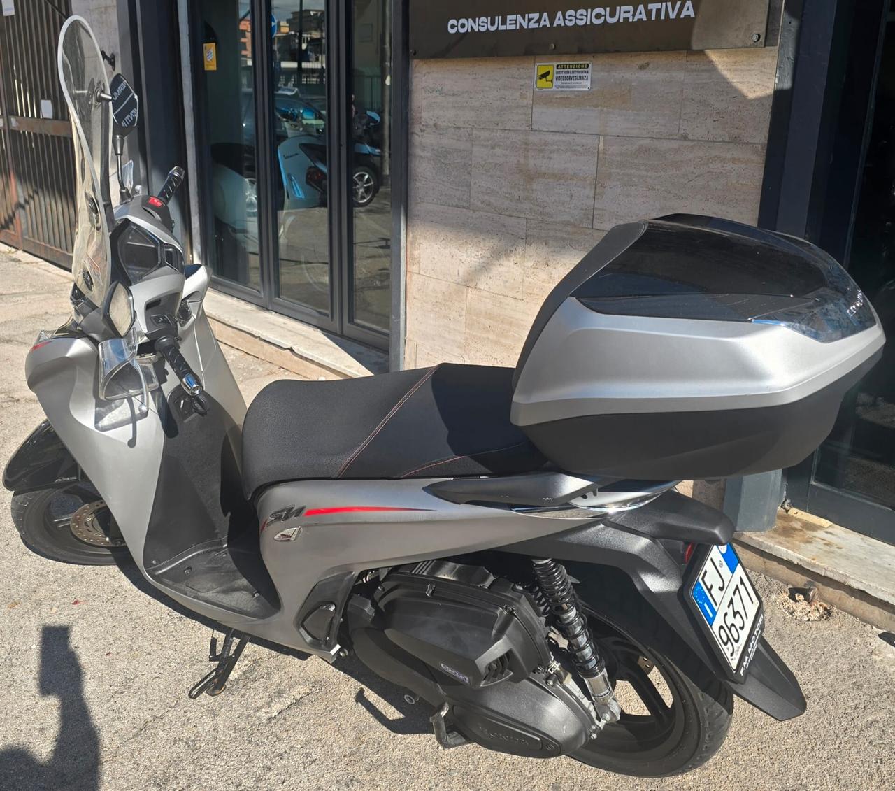 Honda SH 350 Sport con paravento e bauletto