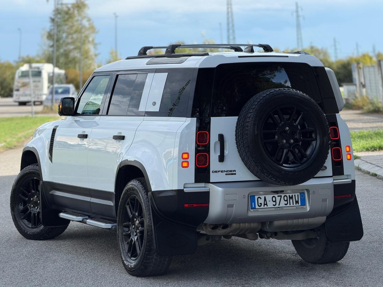 Land Rover Defender 110 2.0 SD4 240CV AWD Auto 72 Yrs. WEB Edition