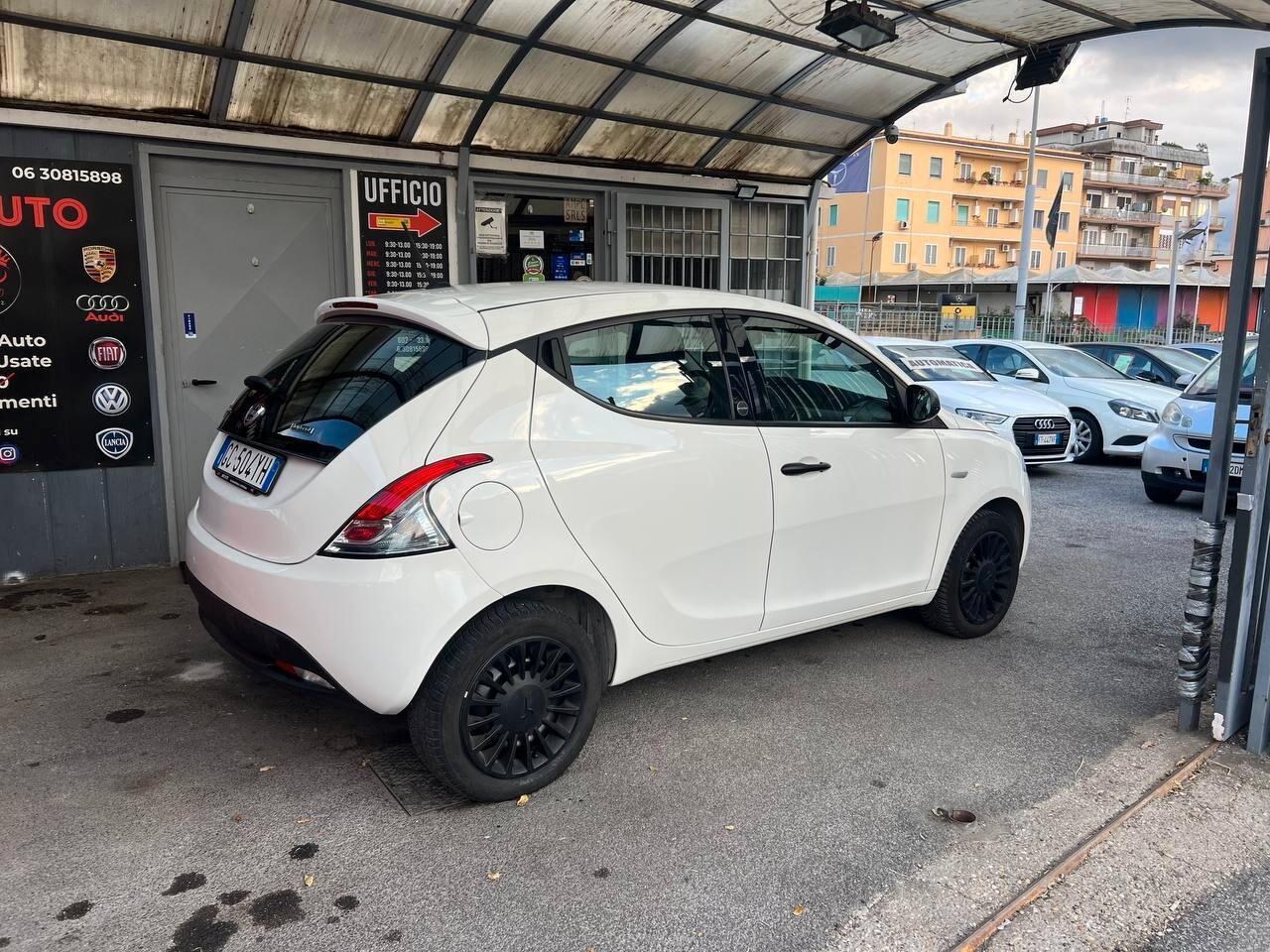 Lancia Ypsilon 1.0 FireFly 5 porte S&S Hybrid Ecochic Silver