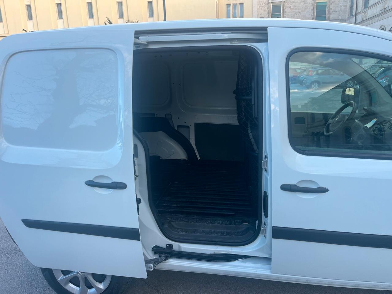 Renault Kangoo 1.5 dCI Cv 70 Km 80,000 Da Vetrina