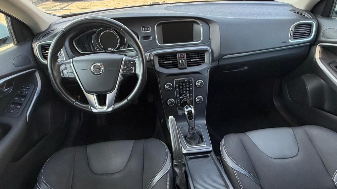 Volvo V40 D2 R-design