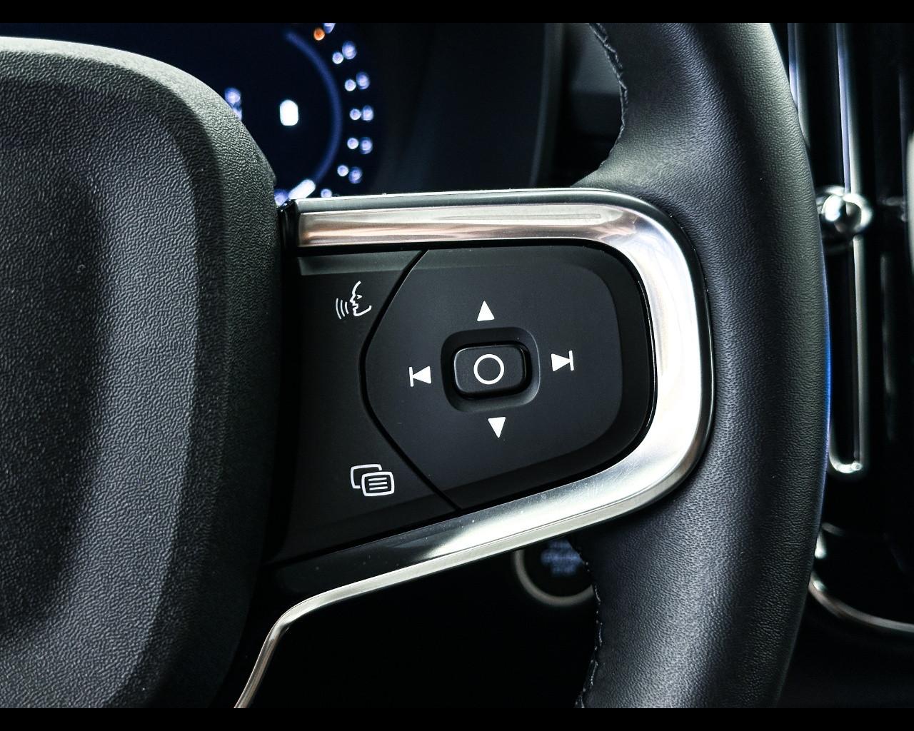 VOLVO XC40 Plus Dark B4 AUT