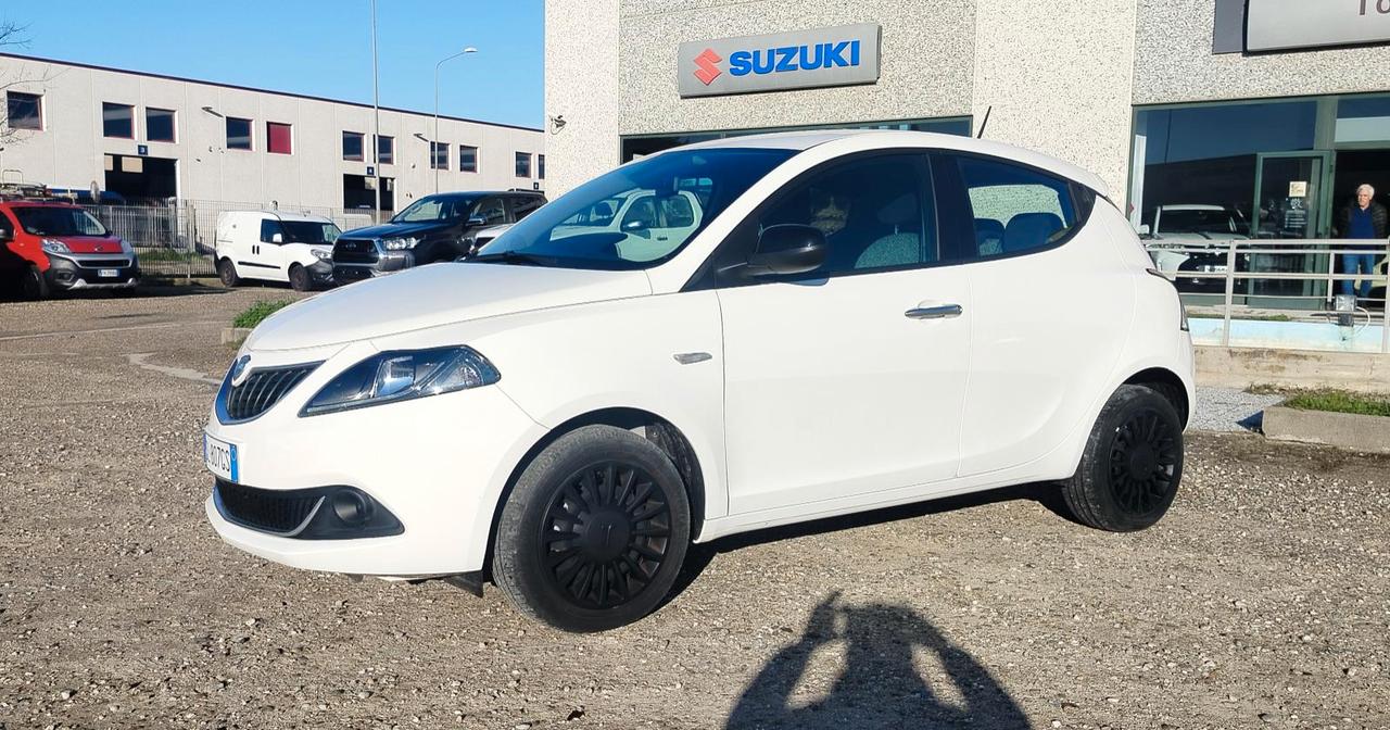 Lancia Ypsilon 1.0 firefly hybrid Silver s&s 70cv