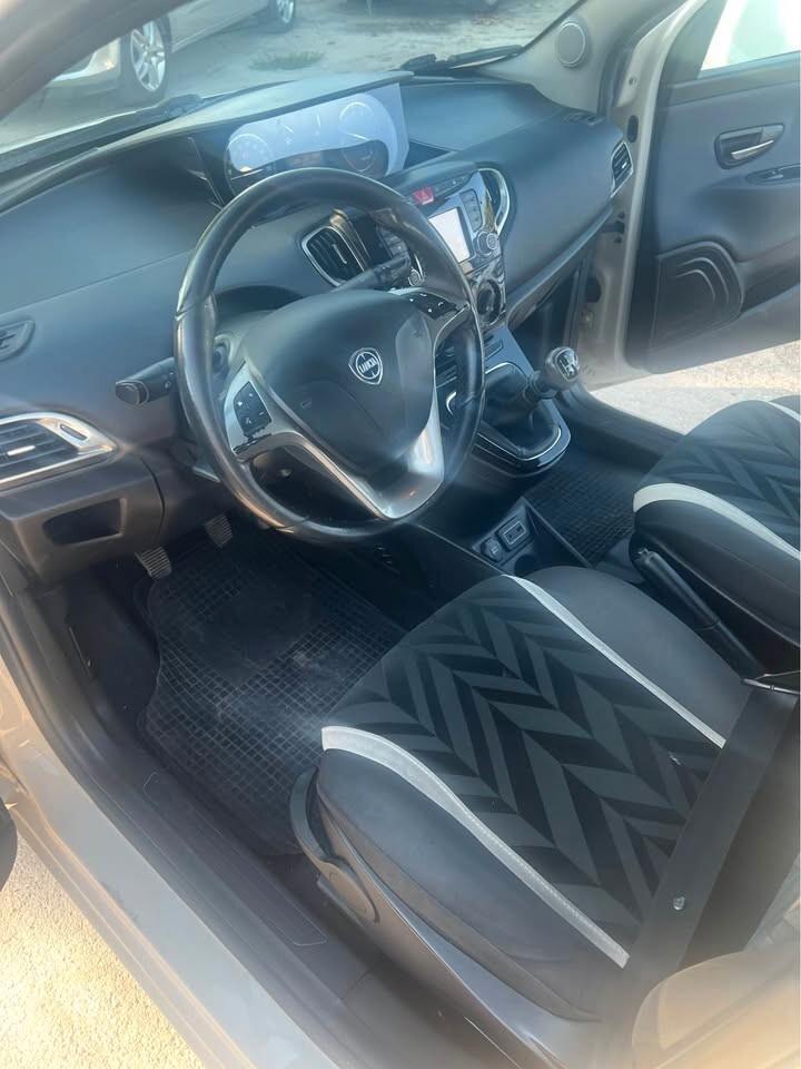 Lancia Ypsilon 1.2 69 CV 5 porte platinum