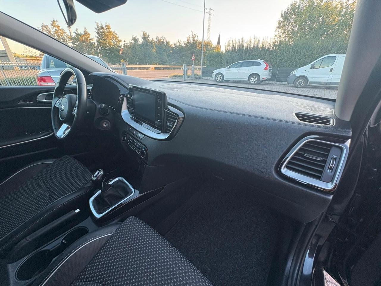 KIA XCEED 1.6 IBRIDA-DIESEL SI A NEOPATENTATI