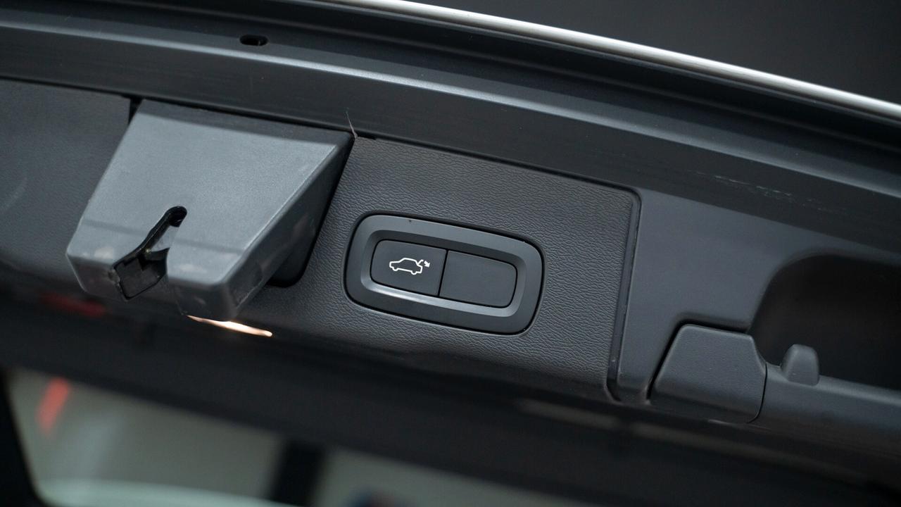 Volvo XC 60 XC60 B4 2.0 AWD R DESIGN AUTO XENO PELLE NAVI FULL OPTIONAL