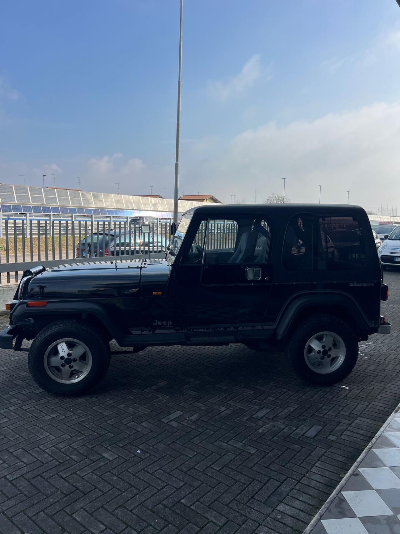 Jeep Wrangler 2.5 Laredo