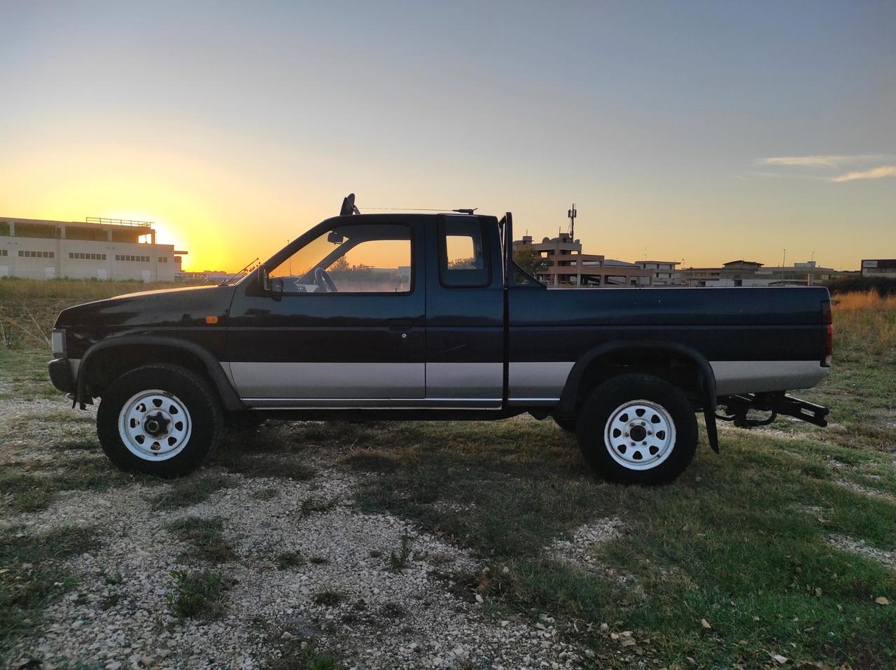 Nissan King Cab 2.5 Diesel - 4x4 GANCIO TRAINO
