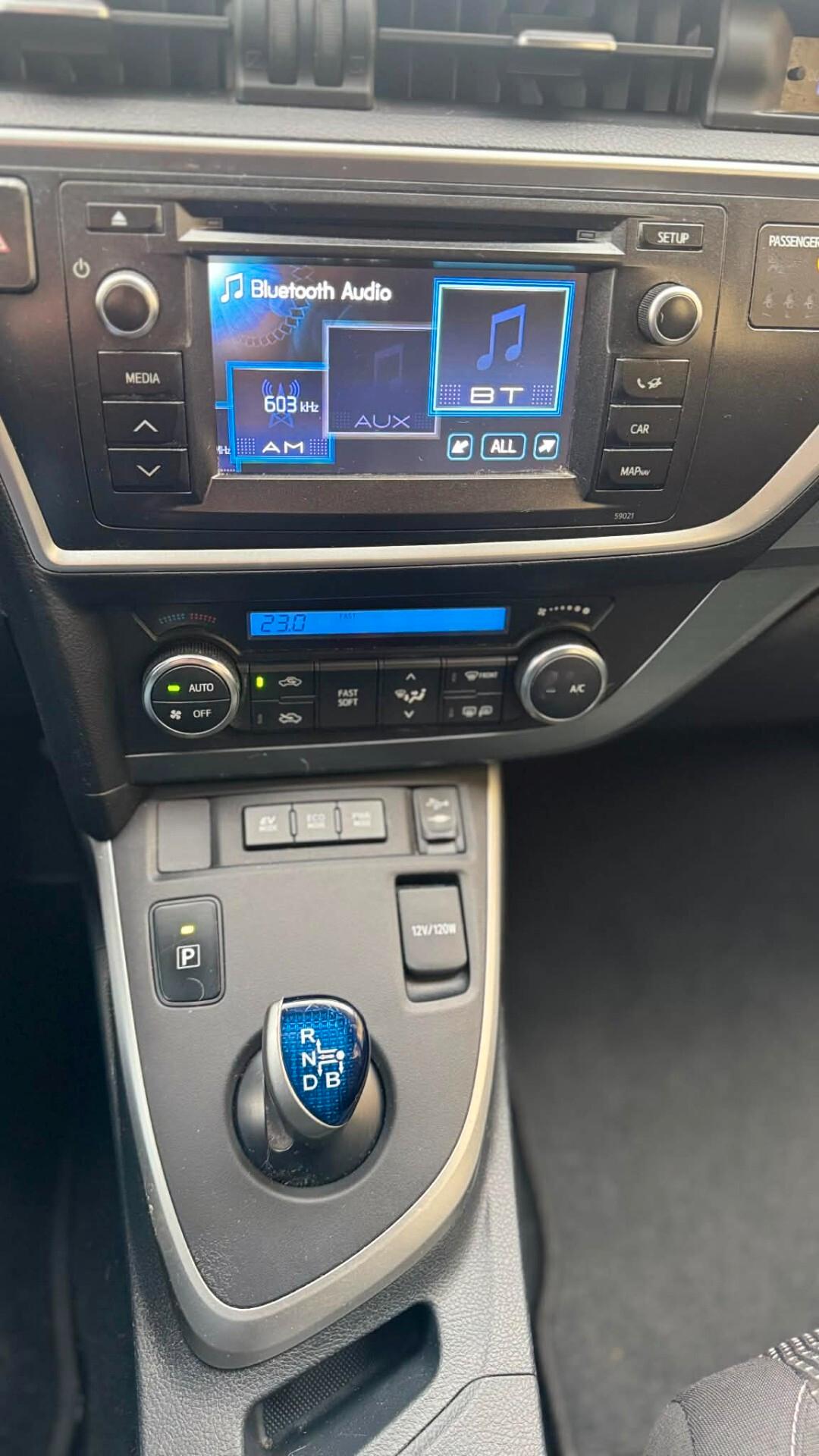 Toyota Auris Anno 2013 1.8 Hybrid Lounge