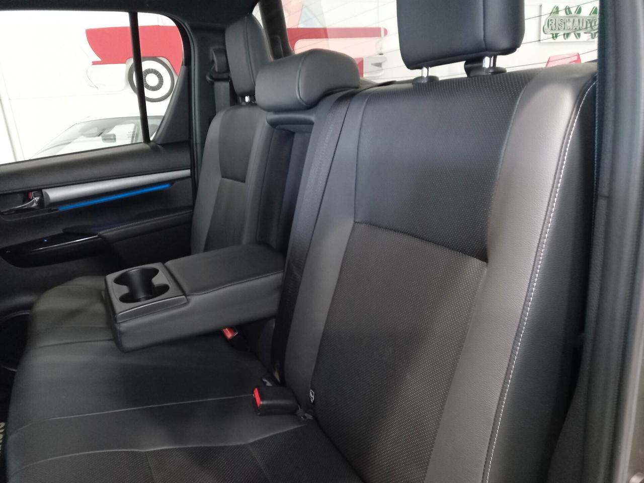 Toyota Hilux 2.8 D A/T 4WD 4 porte Double Cab Invincible