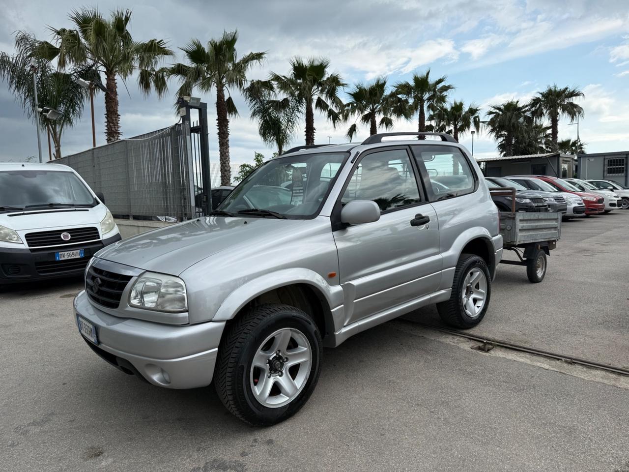 Suzuki Grand Vitara con carrello autocarro GPL