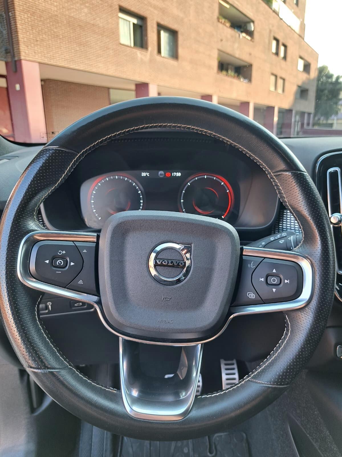 Volvo XC40 D3 R-design AUTOMATICA UNICO PROP: km. 38700 CERTIFICATI