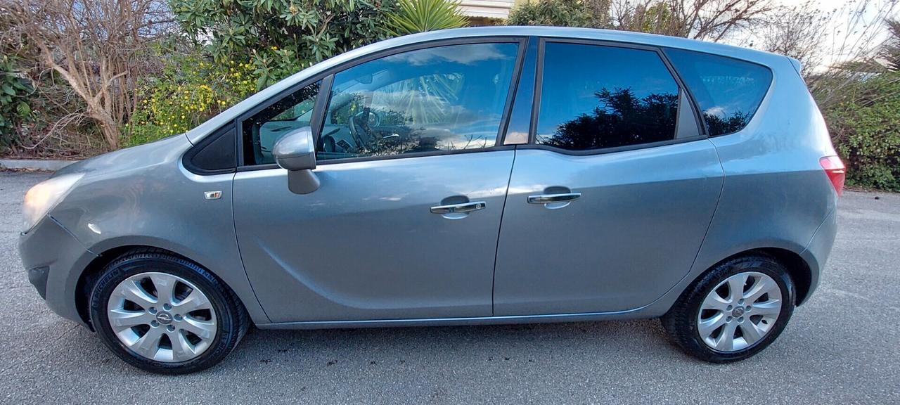 MERIVA 1,3 DIESEL 75 CV COSMO PELLE SEDILI RISCALDABILI SENSORI TELEFONOLEGA IMPECCABILE