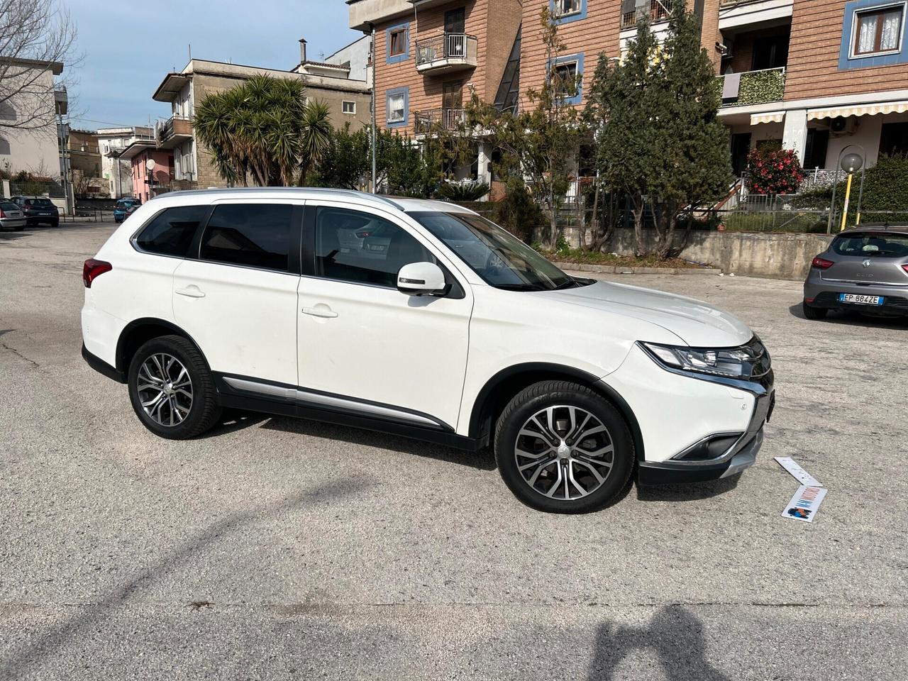 Mitsubishi Outlander 2.2 DI-D 4WD Instyle Plus SDA DIAMOND PACK 7 posti UNICO PROP