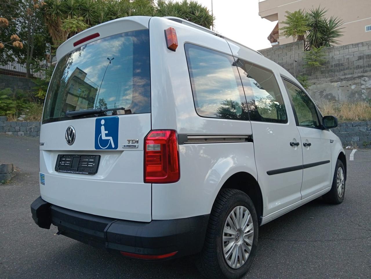 Volkswagen Caddy Pianale ribassato con rampa disabili in carrozzina