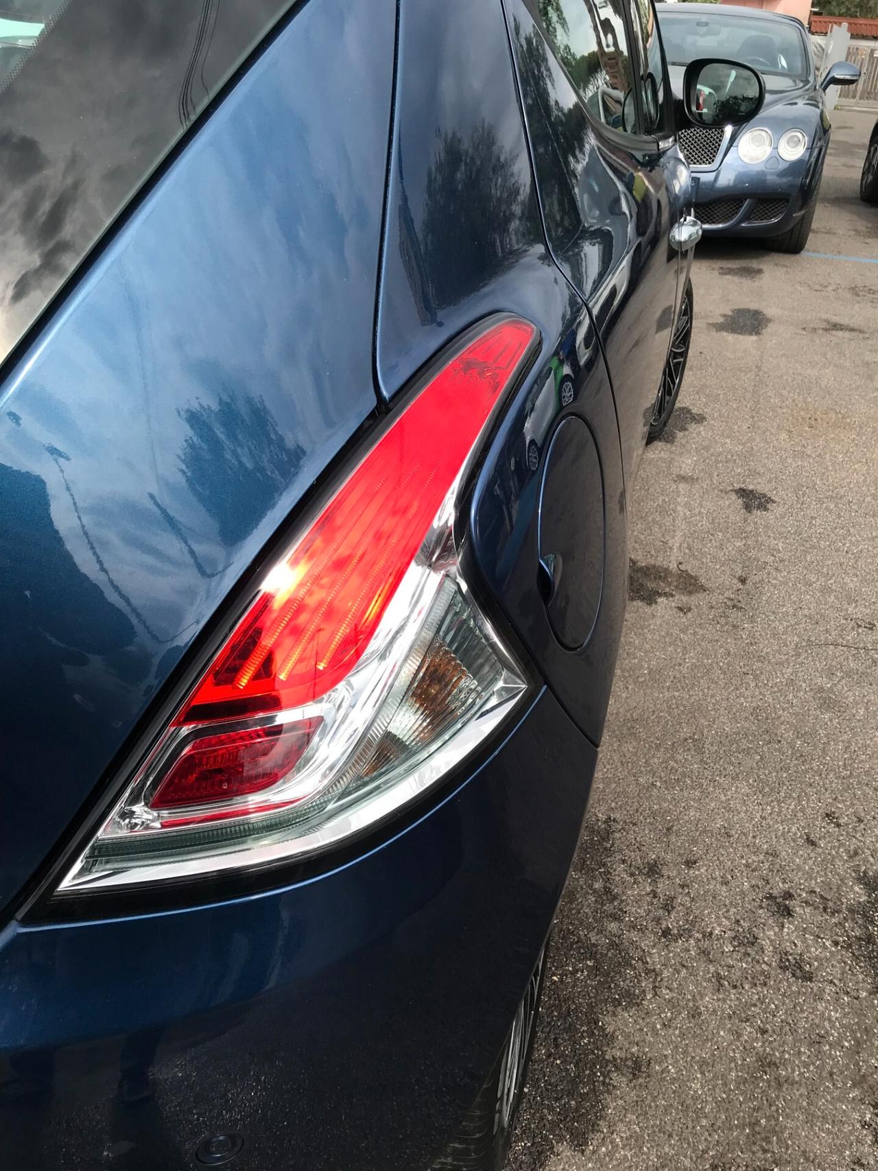 Lancia Ypsilon 1.0 FireFly 5 porte S&S Hybrid Ecochic Silver