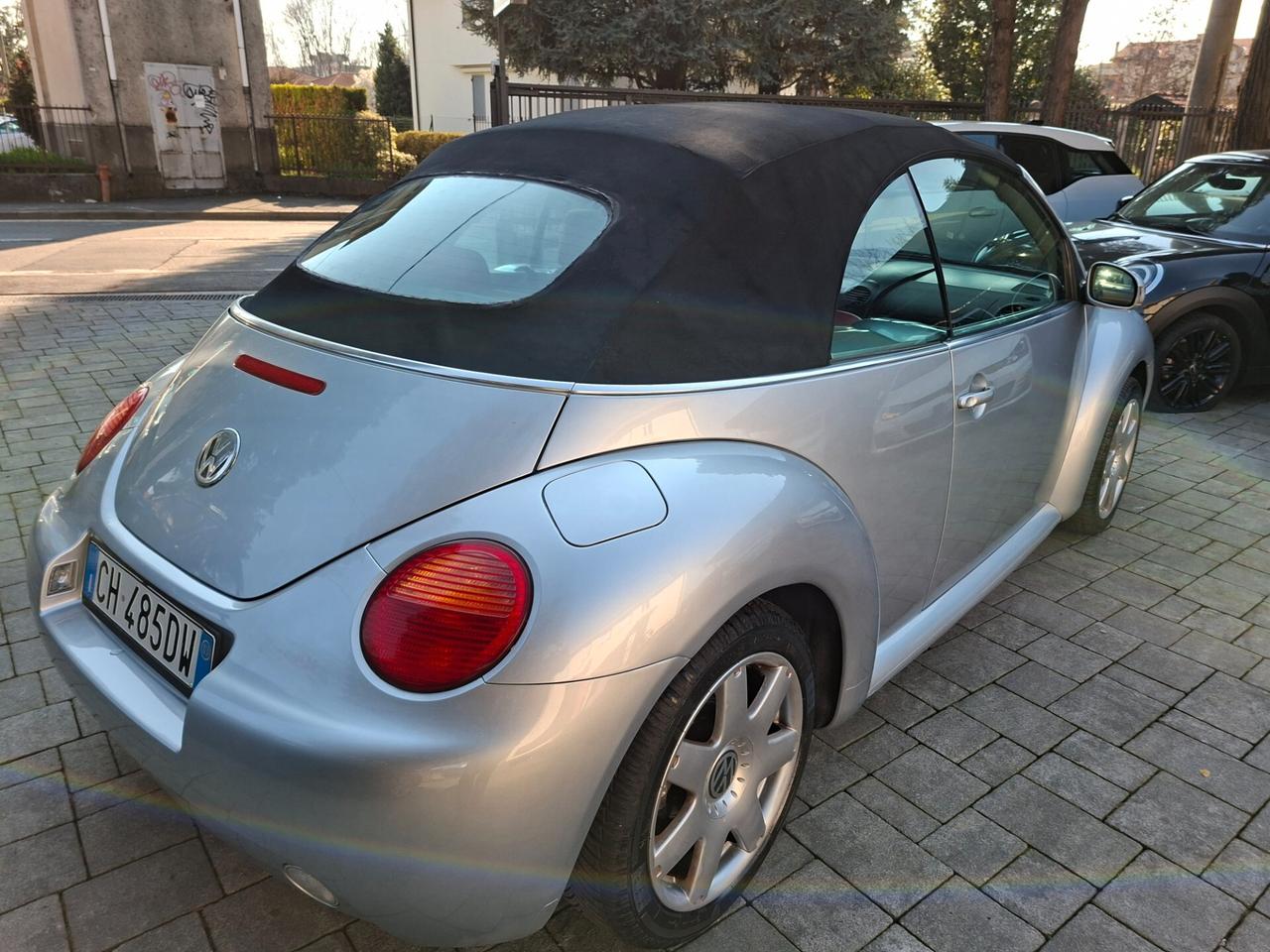 Volkswagen New Beetle 2.0 Cabrio tagliandata