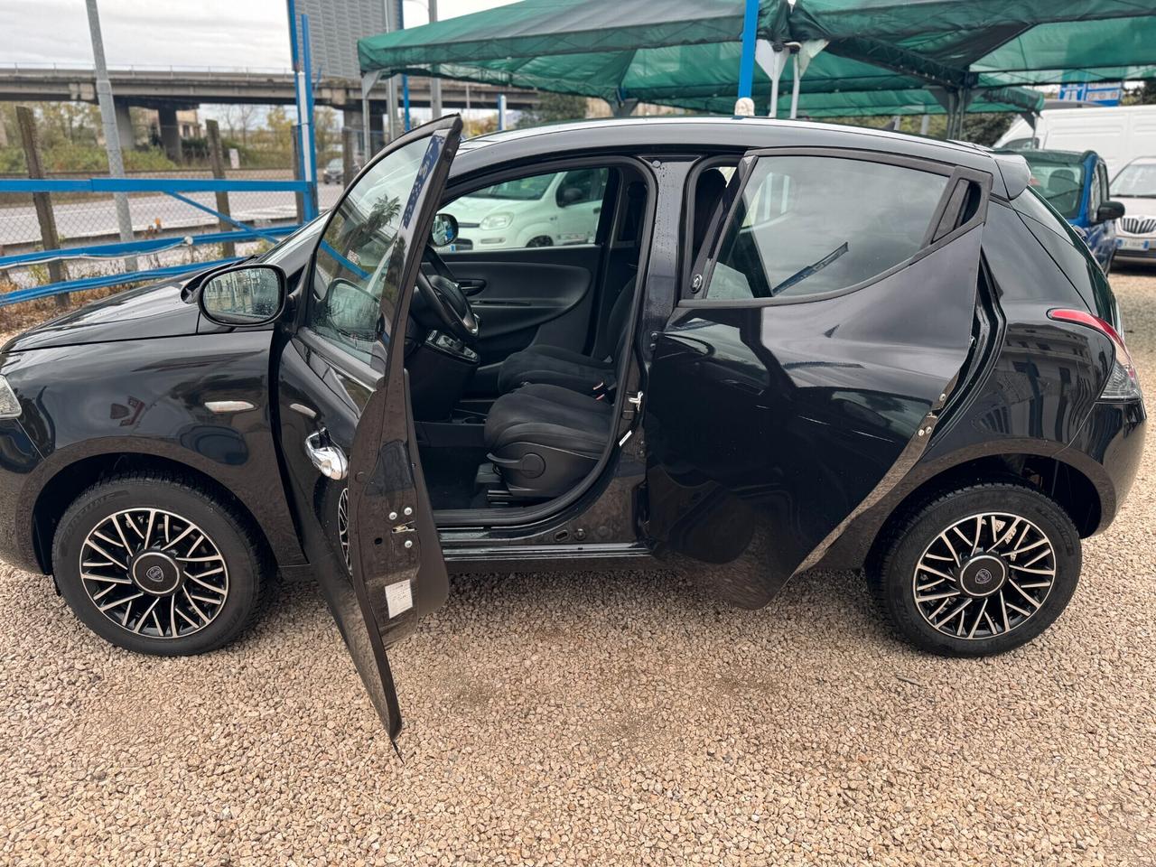 Lancia Ypsilon 0.9 TwinAir 85 CV 5 porte Metano Ecochic Gold 11/2015 1 prop. nord italia km certificati