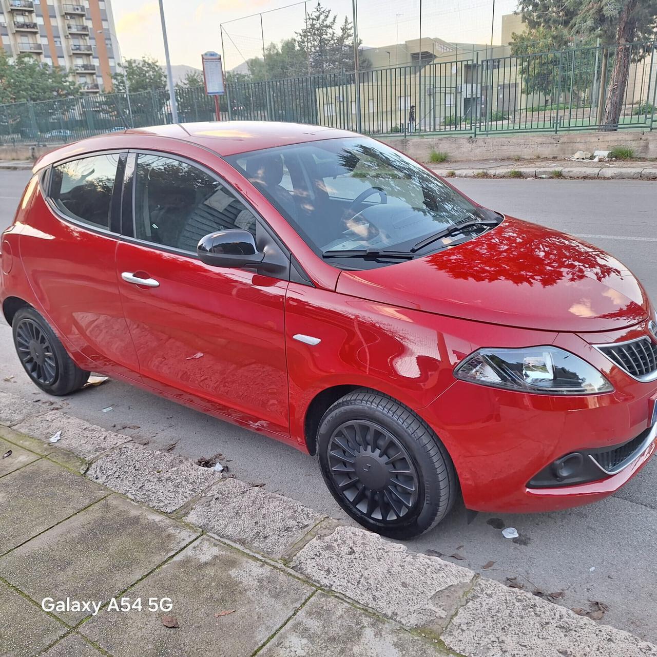 Lancia Ypsilon 1.0 FireFly 5 porte S&S Hybrid Silver