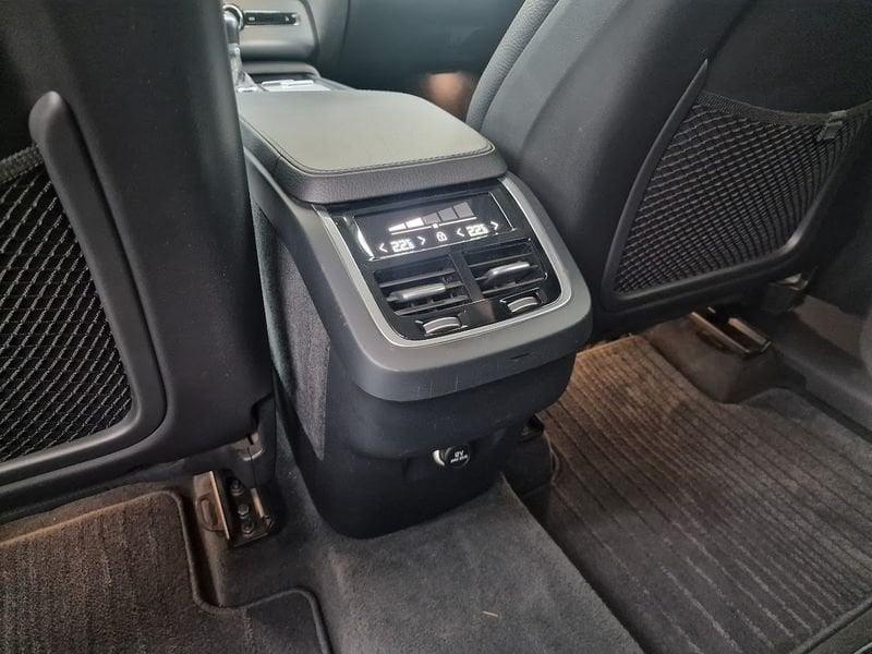 Volvo XC90 D5 AWD Geartronic 7 posti Momentum Euro 6 D-Temp