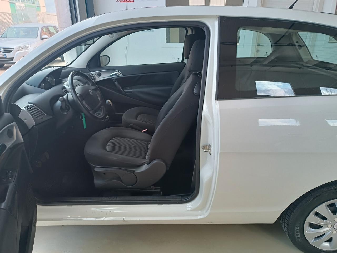 Lancia Ypsilon 1.3 MJT 75 CV Versus