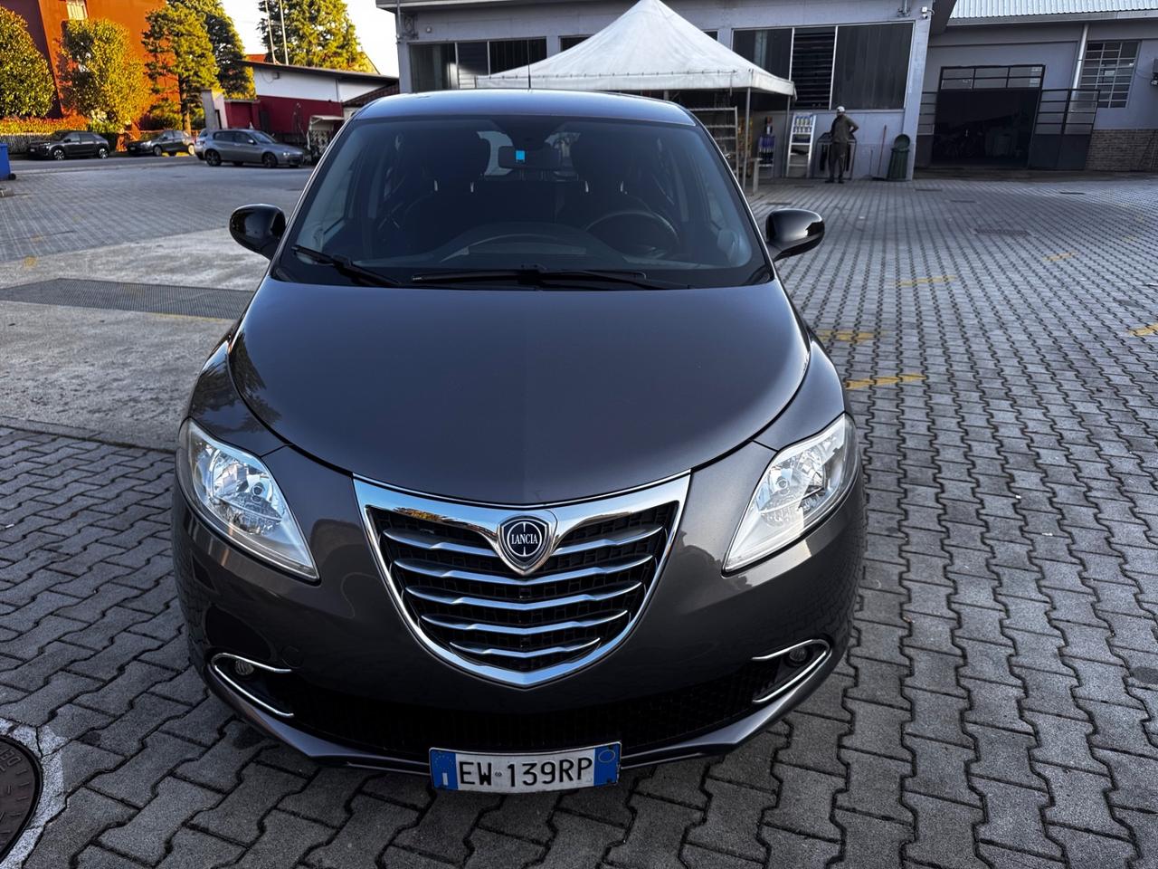 Lancia Ypsilon 1.2 69 CV 5 porte Platinum neopatentati
