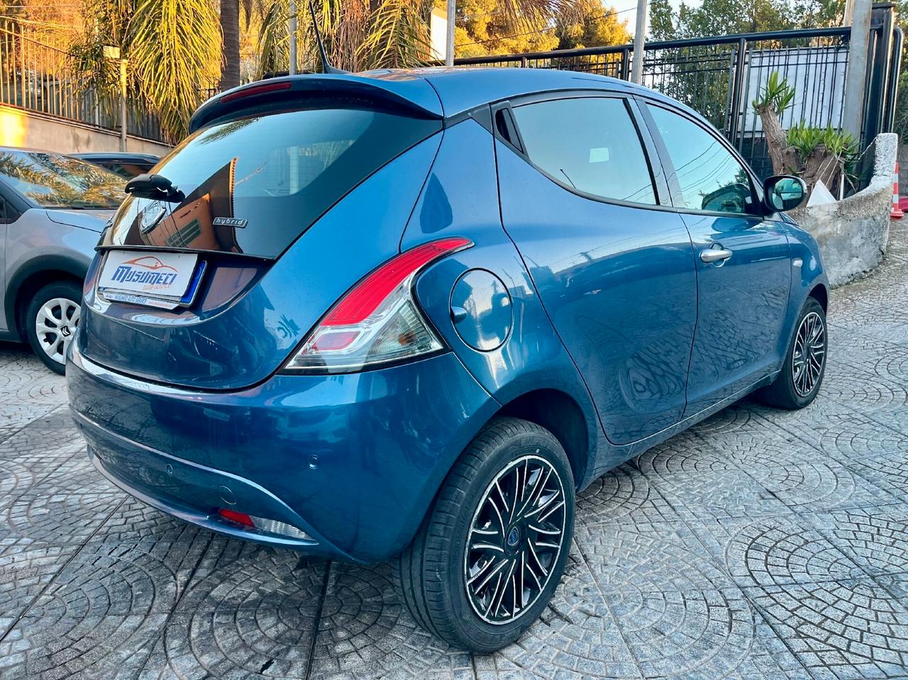 Lancia Ypsilon 1.0 FireFly S&S Hybrid Ecochic Gold Tua a soli 265€