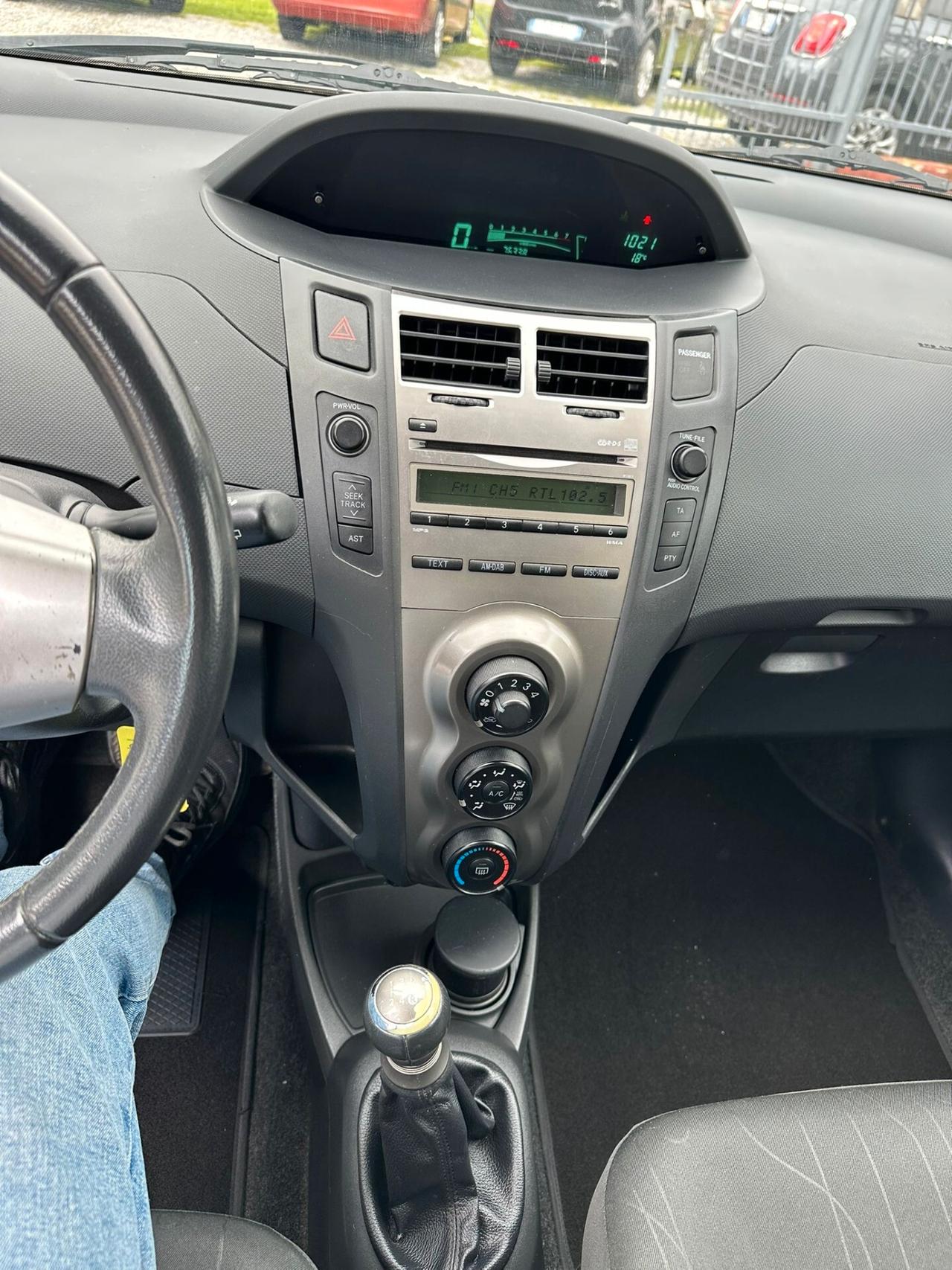 Toyota Yaris 1.0 5 porte Luxury pack